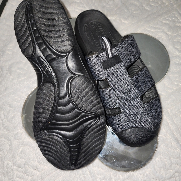 Keen Slip ons - Picture 3 of 3